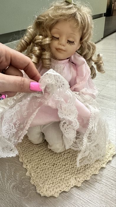 Фарфоровая кукла