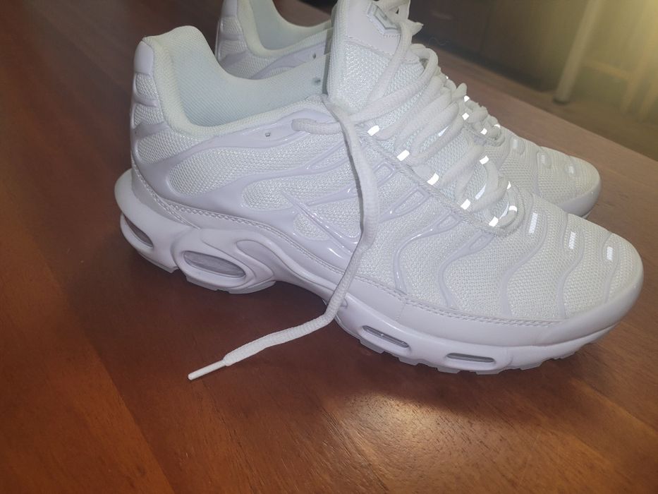 Vând adidasi nike tn