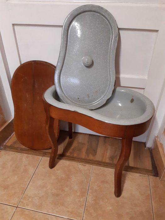 Bideuri pe 4 picioare, cu capac, din lemn, metal si fonta