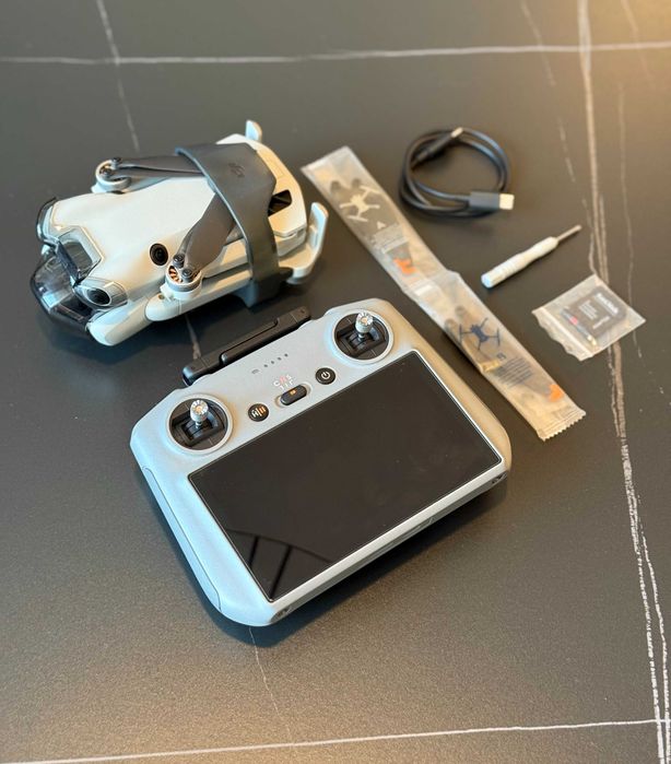 DJI Mini 4 Pro с 3 батерии и станция за зареждане+ DJI RC2 – като нов