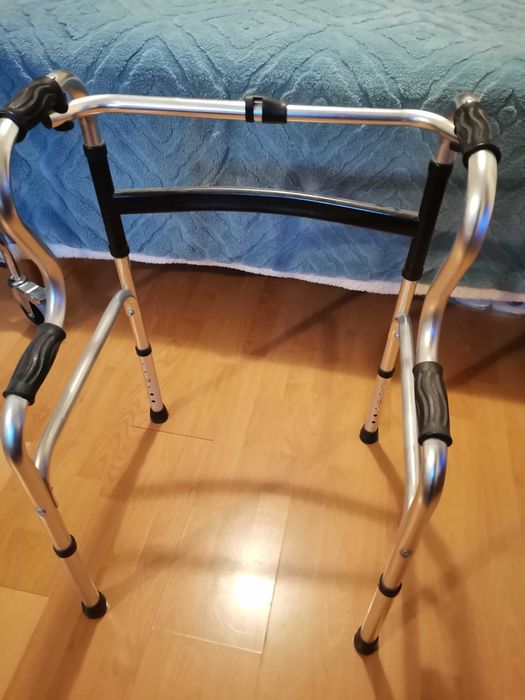 Санитарен стол за тоалетна и баня. Проходилка. Надстройка за тоалетна.