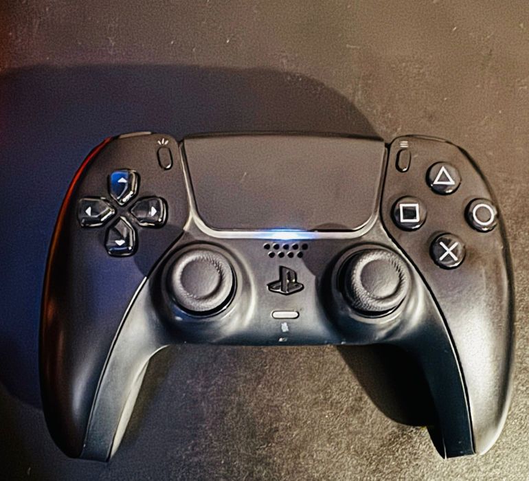 PS5 plus 5  jocuri incluse și 2 controllere