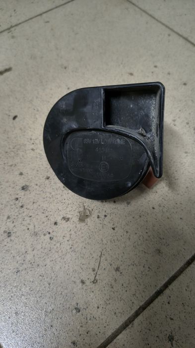 Vind faruri Megane 4 Sedan cu lupa și DRL-uri an 2019 cu folie pe ele de noi și claxon.