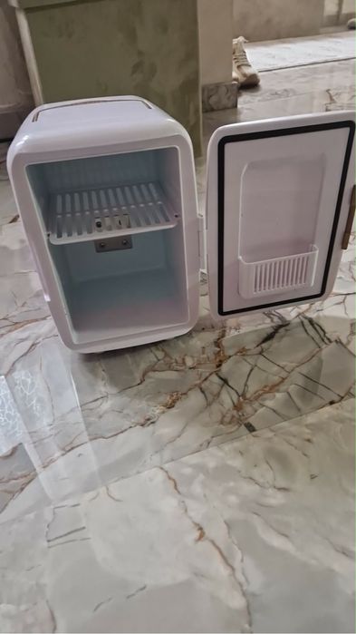 Mini Frigider russel hobbs