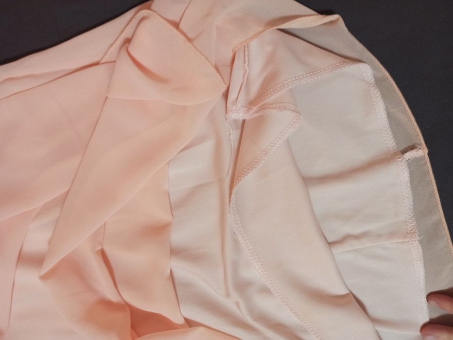 Рокля в цвят праскова с гръцко деколте