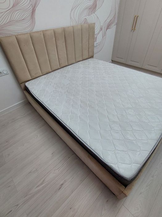Продаётся двуспальная кровать