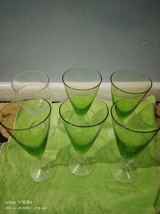 Фужеры стеклянные и пластмассовые