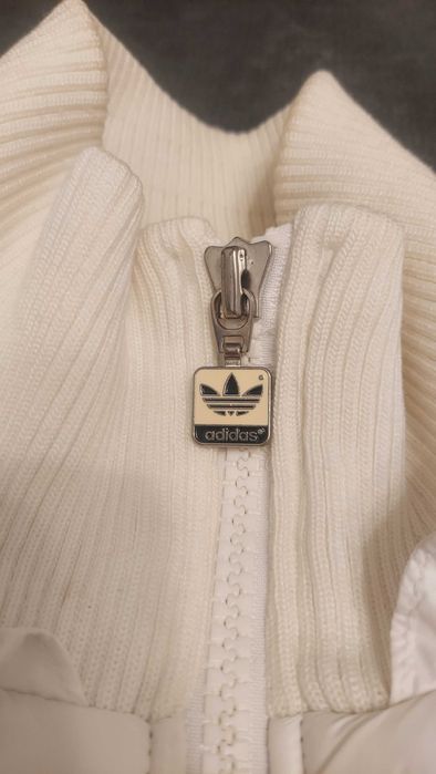 Елегантно ватирано яке Adidas Originals / Бял елек Y2K
