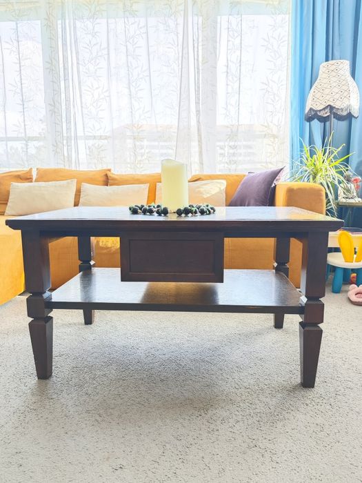 Холна маса от масивно дърво