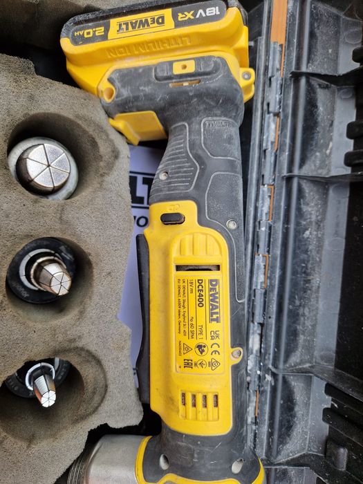 Masina pentru expandat tevi PEX Dewalt DCE 400