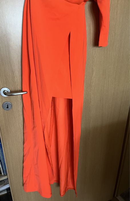 Rochie lunga, cu slit lung si taietura adanca a unei maneci