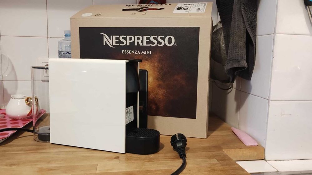 Продавам Кафемашина с капсули NESPRESSO ESSENZA MINI Бяла