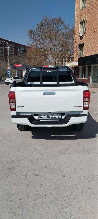 Isuzu D-MAX oq beliy