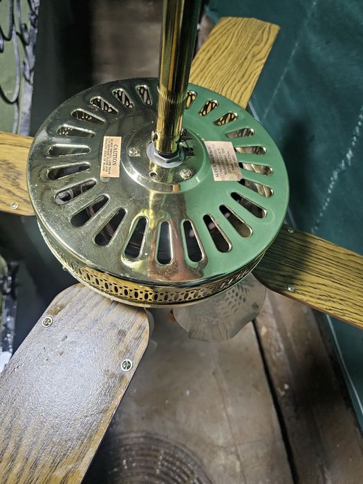 Срочно продам люстра-вентиляторам рабочий идеальным со.
Идеальным сост