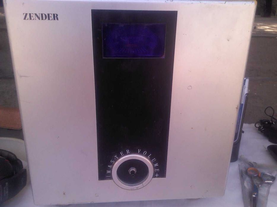 Продается Сабвуффер.ZENDER.300Вт.Без .5+.Колонок.Б/у.( Нерабочии.)