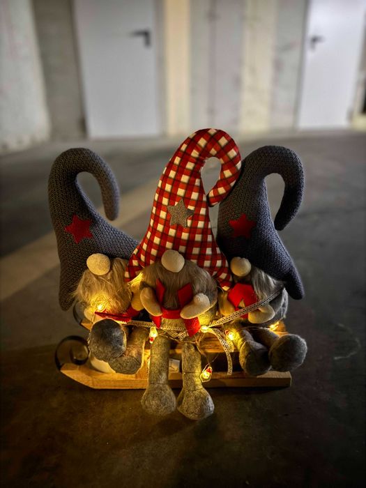 Коленда украса, Аранжимент