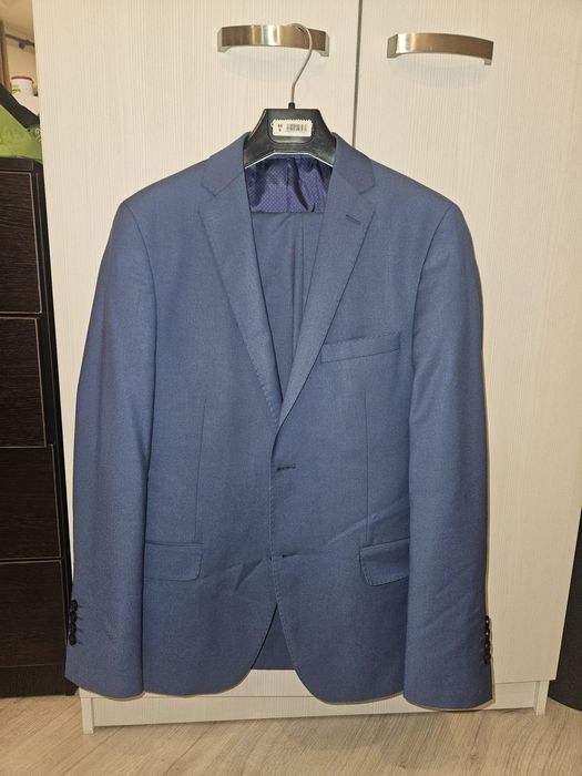 Продаю костюм отличного качества