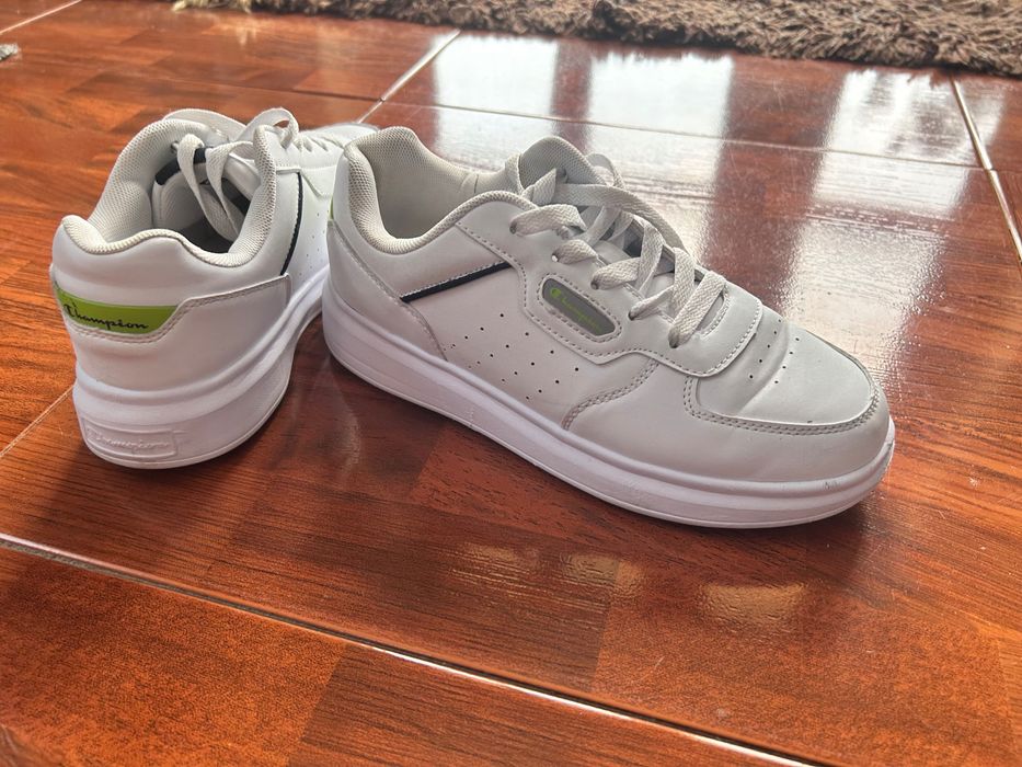 Vând încălțăminte în stare foarte bună