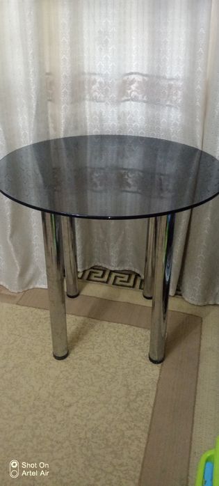 Стол стеклянный круглый.