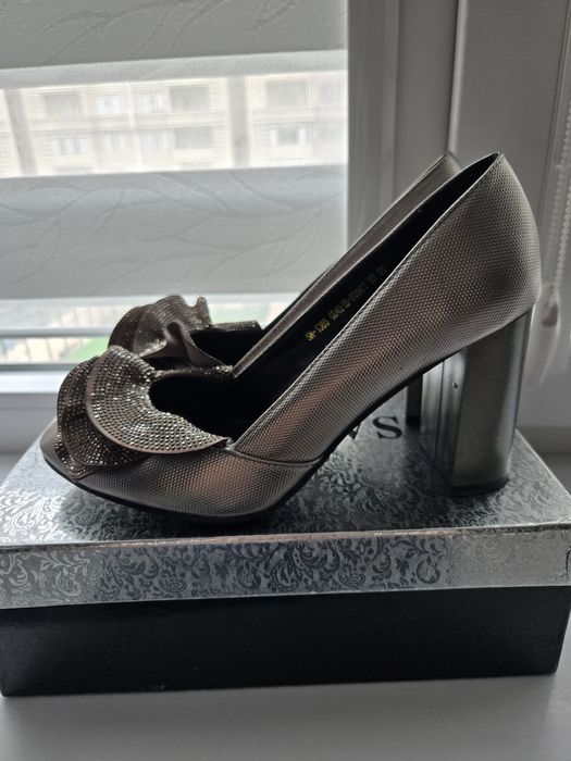 Продаю туфли новые.