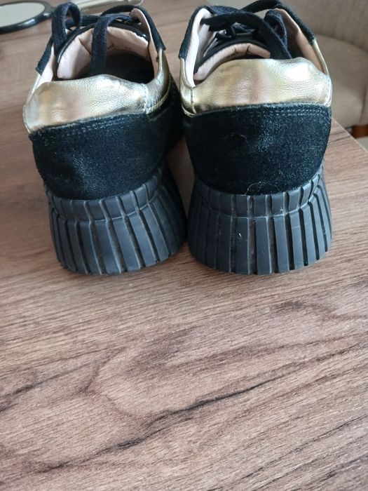 Обувки с висока платформа