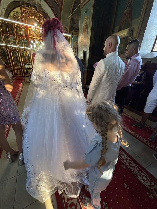 Vând rochie de mireasa pietre.crinolina și voal