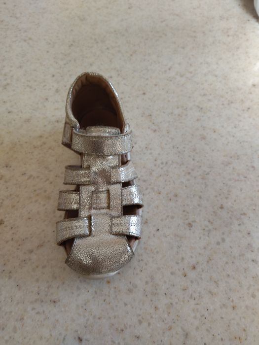 Продаю обувь для девочек