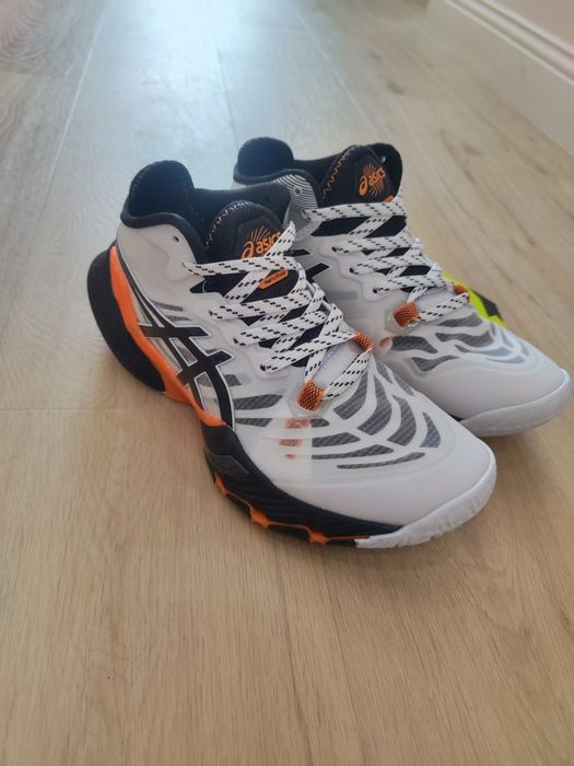 Новая волейбольная обувь Asics Metarise