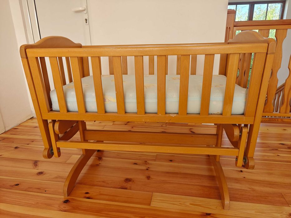 Люлеещо се бебешко креватче