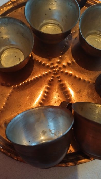 Продавам стар меден поднос с чаши и други неща