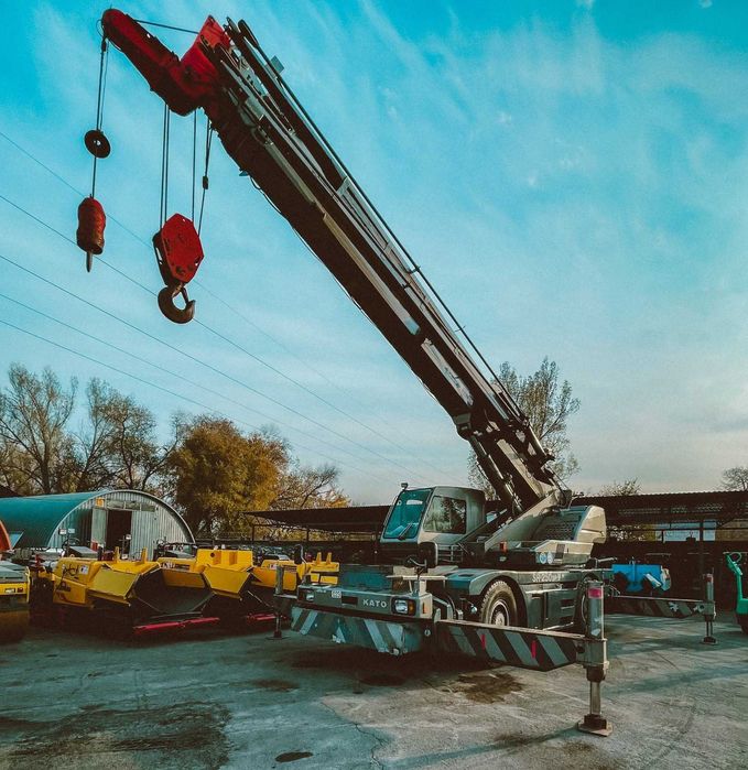 Сдаем в аренду погрузчики, катки, краны