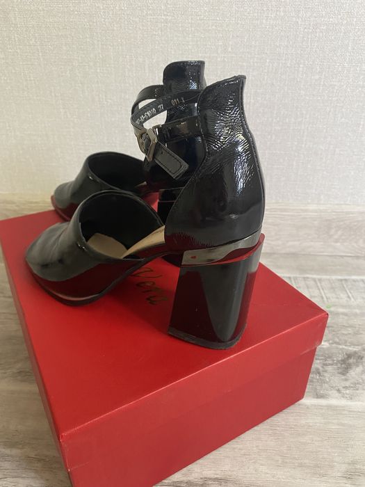 Продам босоножки