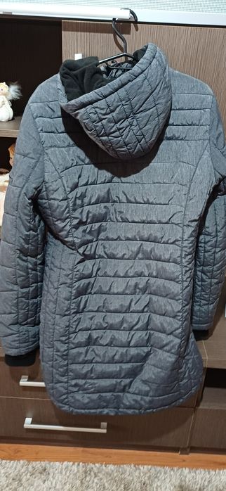 Vand geaca iarna dama stare foarte buna calduroasa culoare gri maine L