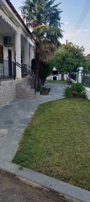 Продава три чудесни апартамента по 55 м2 в прекрасно оформен двор 400 м2 в Аспровалта, Гърция