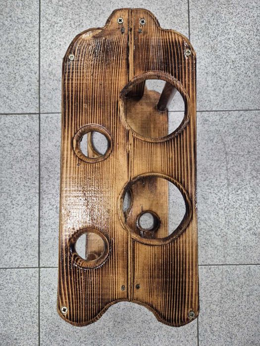 Продавам и изработвам дървени стойки за вино и ръчно написани табели