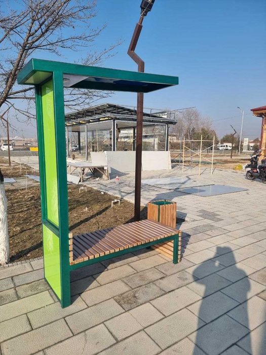 Скамейка с USB/QI-зарядкой