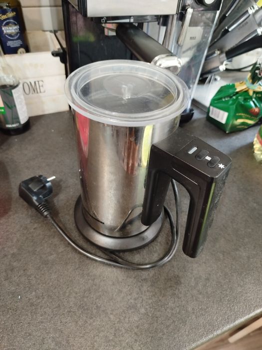 Aparat de cafea ,spumant,Blender,storcator fructe ,