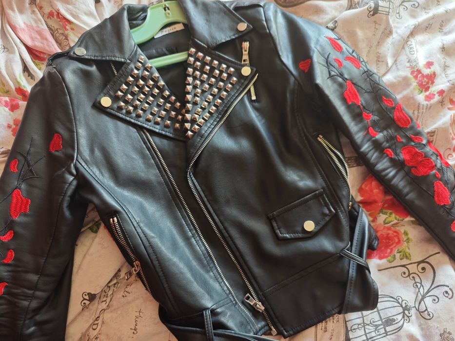 Кожено яке с бродирани рози и череп