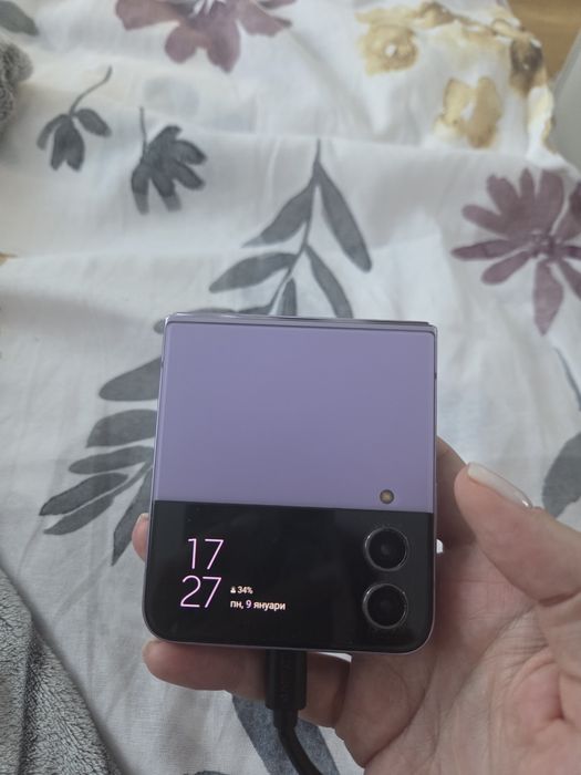Продавам Samsung flip 4