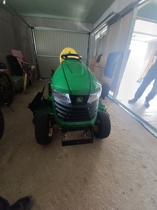 Tractor tuns iarba John Deere x590