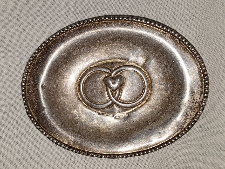 Старинен малък сребърен съд за венчални халки