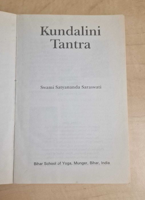 Kundalini Tantra”, scrisă de Swami Satyananda Saraswati