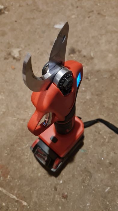 Vând foarfeca pomi compatibila cu baterii milwaukee de 18v