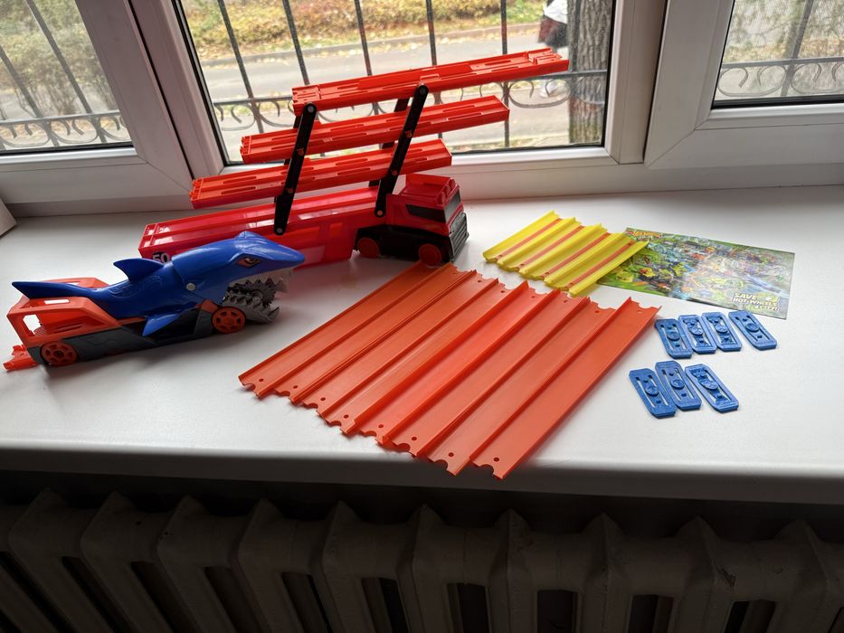 Две машины hot wheels б/у