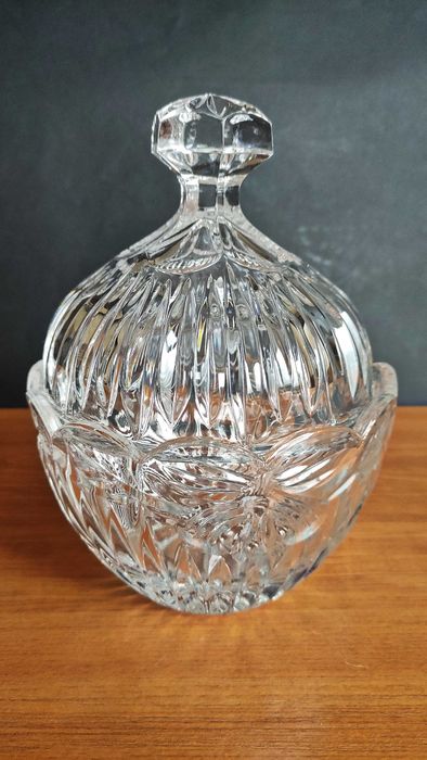 Масивна кристална бонбониера с капак