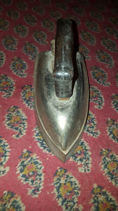 Утюг электрический.