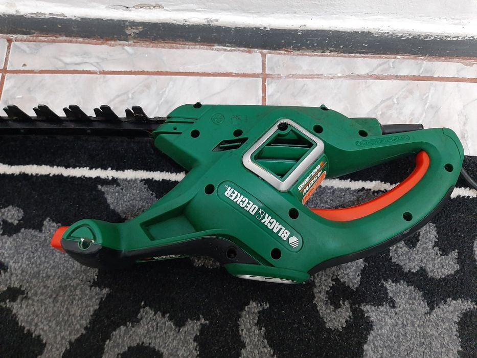 Vând mașină de tuns garduri viu