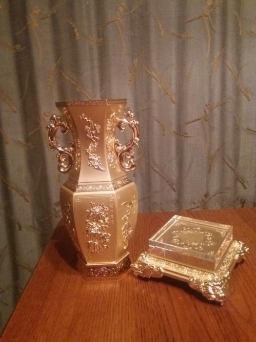 Декоративная золотая ваза .