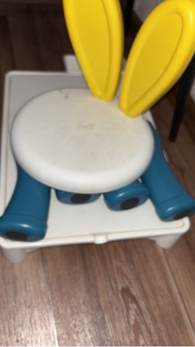 Отдам мольберт и стол детский