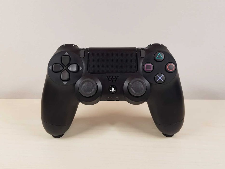 Невидима стойка за PS4 контролер – минималистичен дизайн
